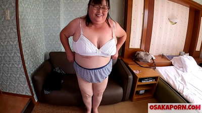 موٹی جاپانی ماں اپنی بڑی چھاتی دکھاتی ہے اور جنسی کھلونا سے لطف اندوز ہوتی ہے۔ ایک 51 سالہ ایشیائی ماں اپنے جنسی تجربے کے بارے میں بات کر رہی ہے۔ یوکیکو 1 اوساکا پورن فیٹی ملف